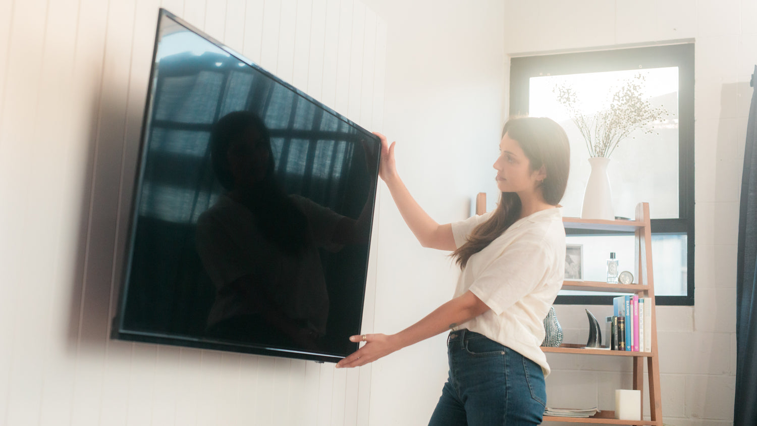 What is a tilt TV wall mount?